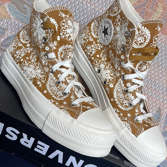 Converse WMNS 572541C
CTAS LIFT HI
WHEAT/EGRET/BLACK SNEAKERS - PLATFORMS - Picture 8 of 16